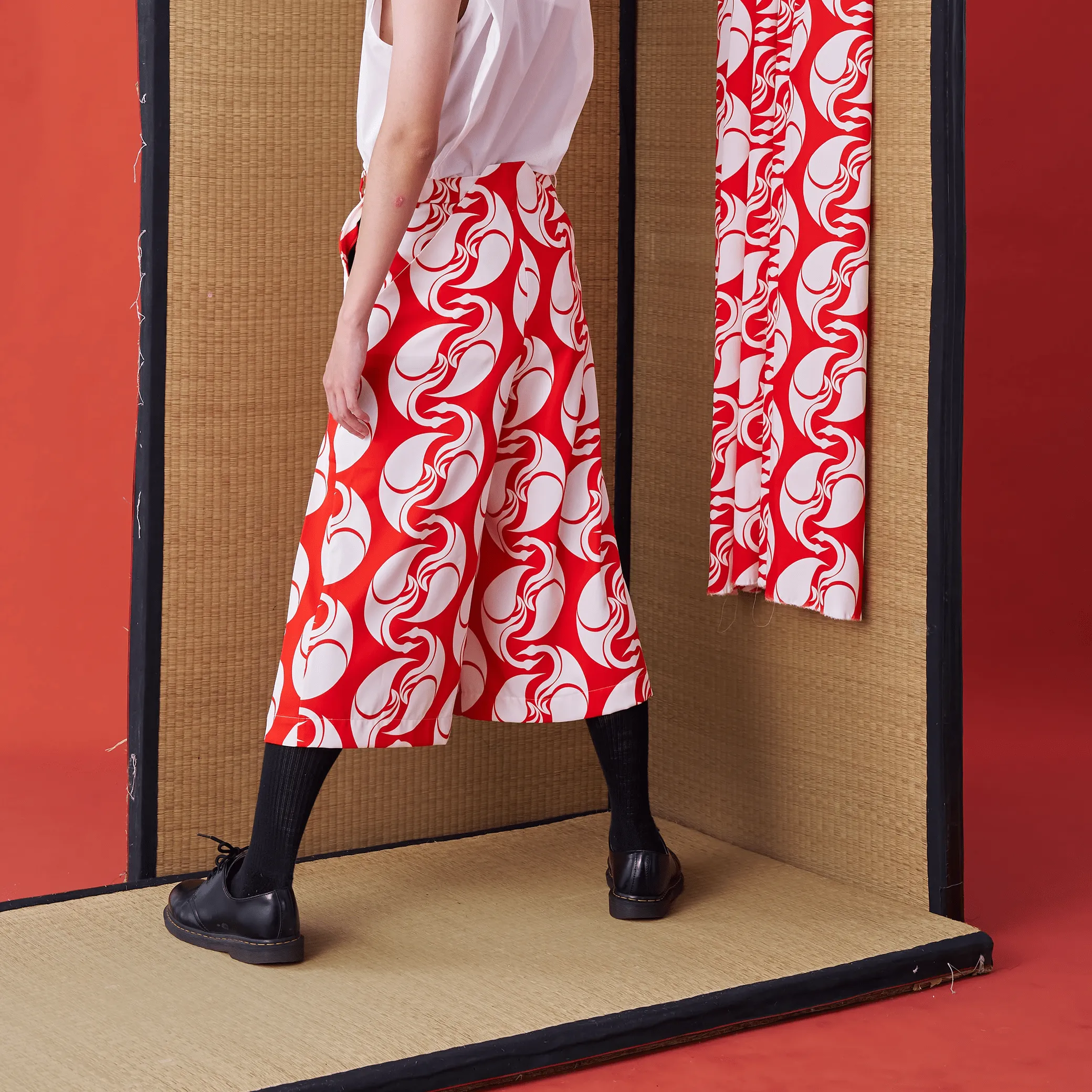 Japanese-style Short Wide-leg Trousers with Back Panel