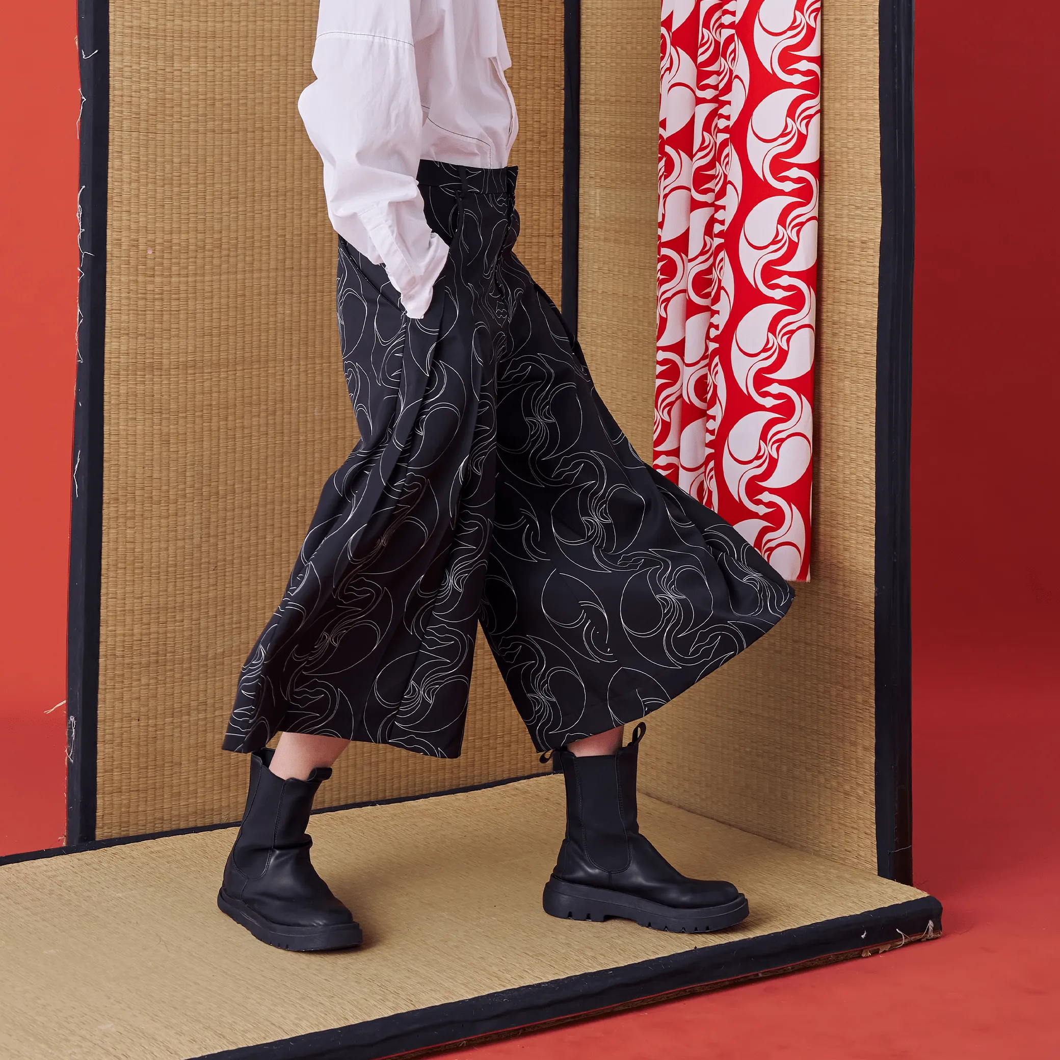 Japanese-style Short Wide-leg Trousers with Back Panel