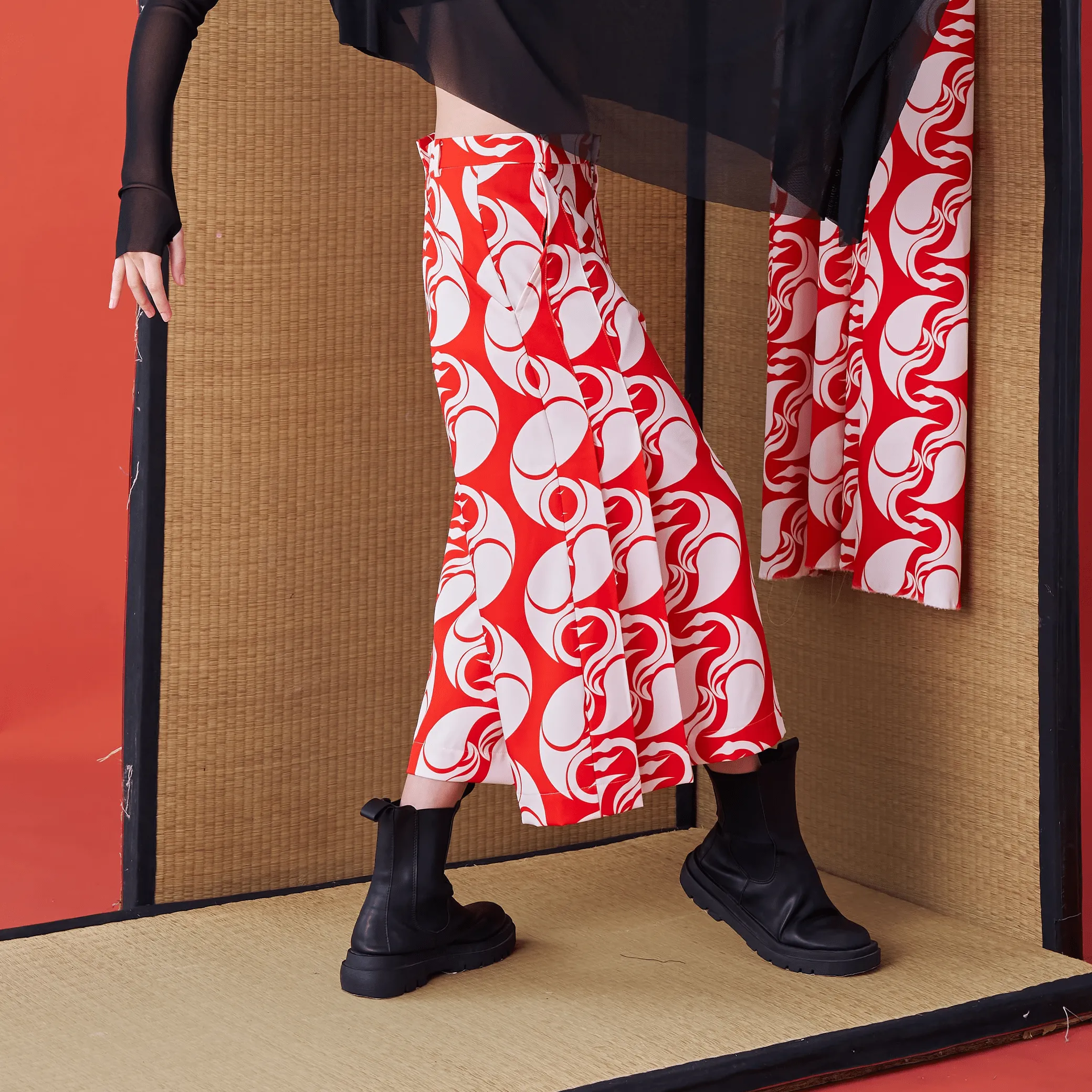 Japanese-style Short Wide-leg Trousers with Back Panel